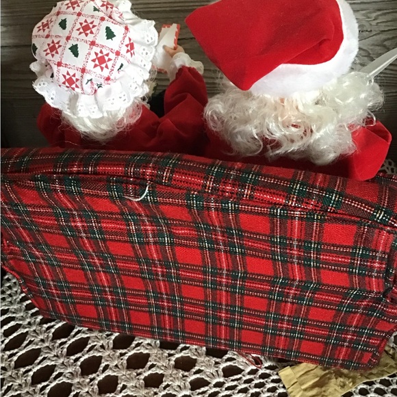 Animated Santa and Mrs Claus sitting on a couch - Picture 5 of 6